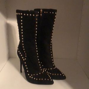 Black Akira boot that has only been worn once.